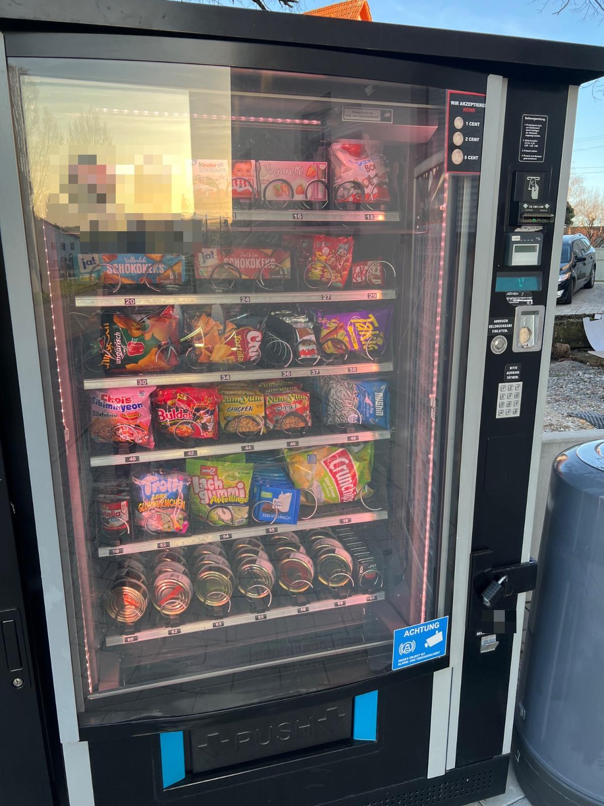 Gefüllter Snackautomat von schräg vorn, Warenfächer und Bedienfeld gut erkennbar